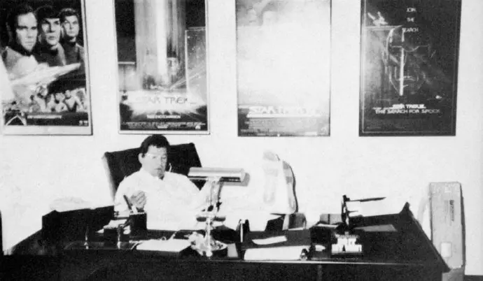 夏大雷在他的派拉蒙办公室构思故事梗概