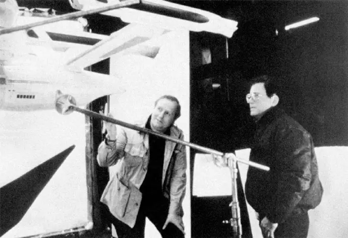 Kirk舰长身兼导演的重任，检视自己最宝贝的星舰Enterprise