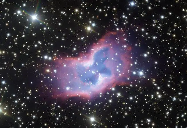7月下旬，欧洲南方天文台拍到了一团形状如“太空蝴蝶”的星云它被称为NGC 2899，距离地球约3000~6500光年。